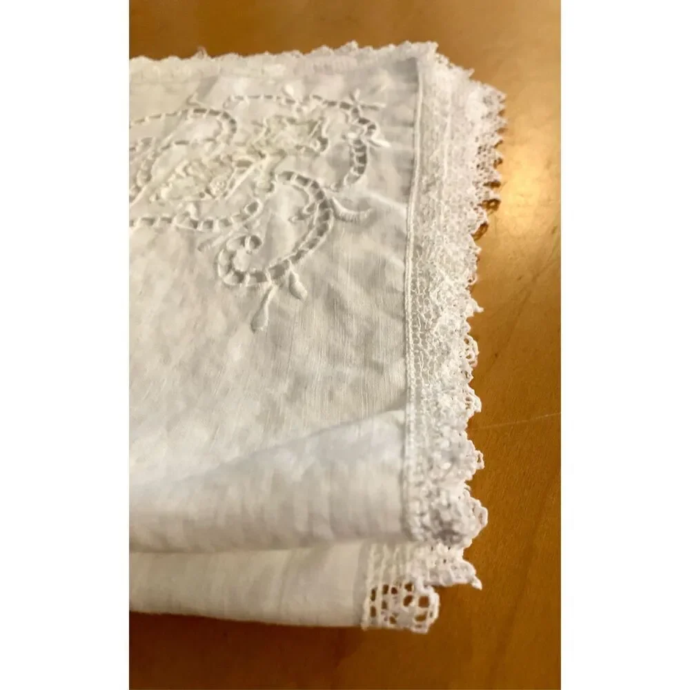 Set of 6 Vintage White Cotton Dinner Napkins w lace cutout details—17” Square